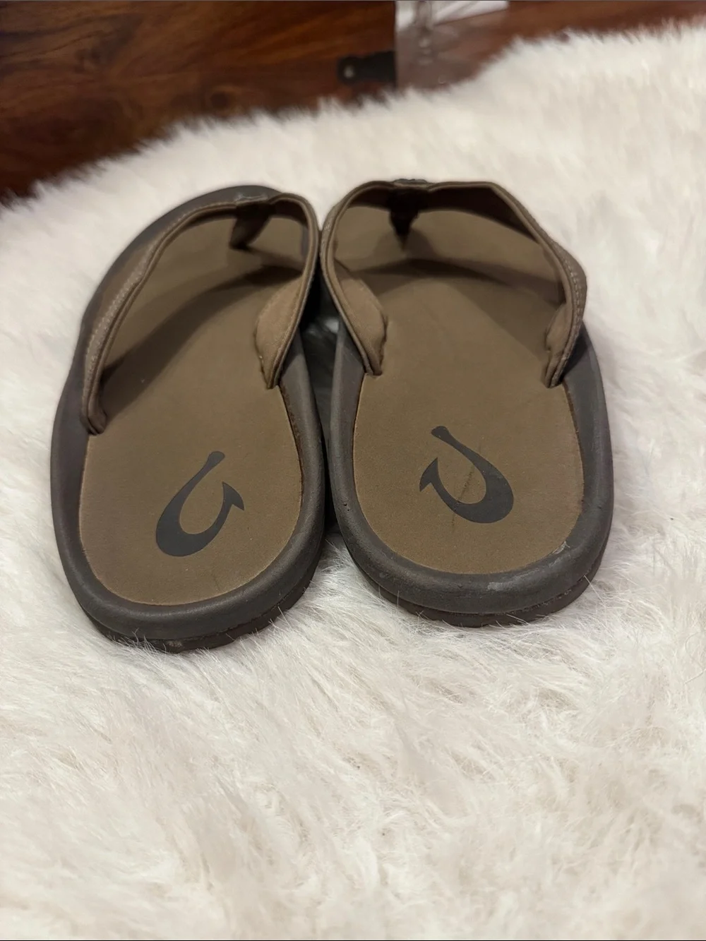 OluKai Taupe/Gray  Brown Leather Thong Sandals Size 12 pre-owned